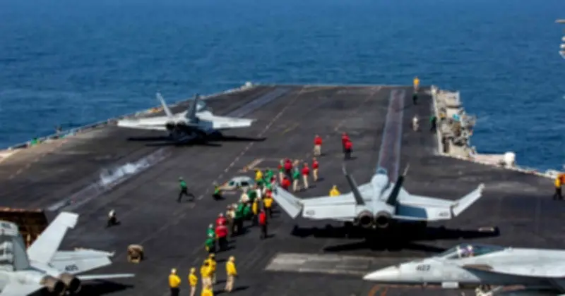 Trump cảnh báo hộ tống quân sự tàu dầu qua eo Hormuz, Pháp điều tàu sân bay ứng phó