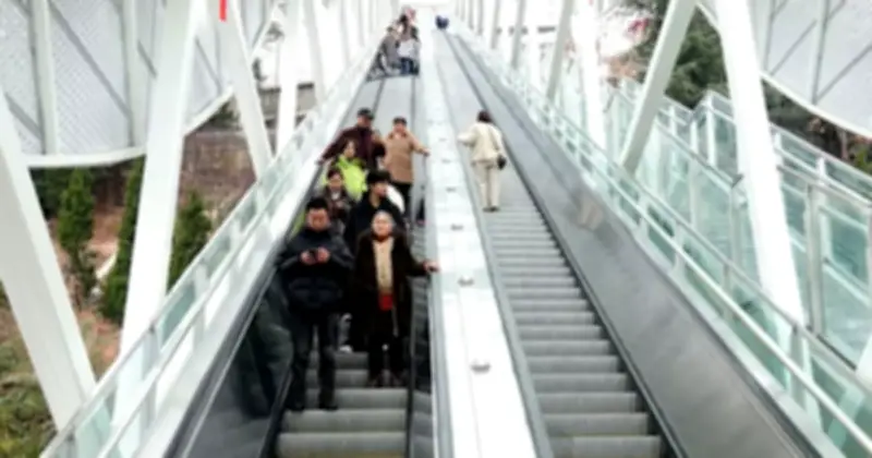 Trung Quốc vận hành hệ thống thang cuốn ngoài trời dài nhất thế giới tại Vu Sơn