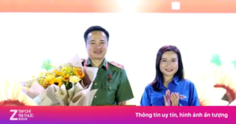 Trung tướng Mai Hoàng nhận Kỷ niệm chương 'Vì thế hệ trẻ' tại sự kiện tiếp lửa truyền thống
