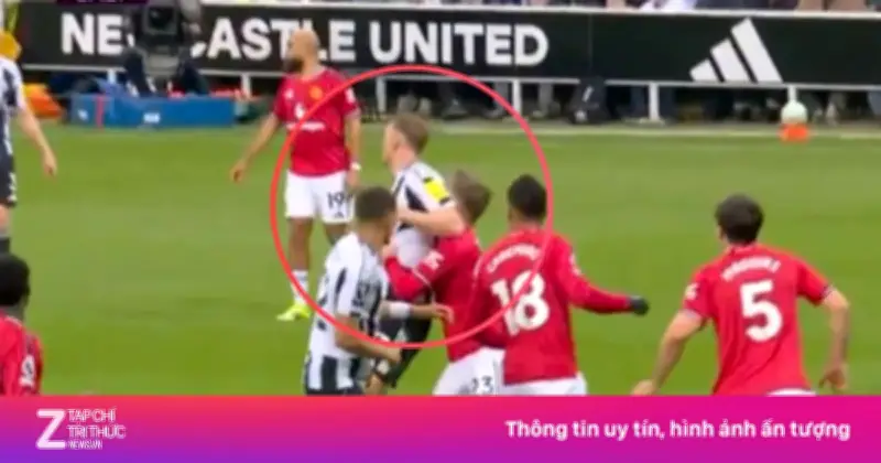 Trung vệ Newcastle Dan Burn gây phẫn nộ với pha thúc cùi chỏ vào mặt Luke Shaw
