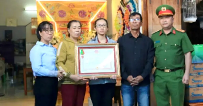 Truy tặng Huân chương Bảo vệ Tổ quốc hạng Ba cho Thiếu tá Nguyễn Xuân Hải