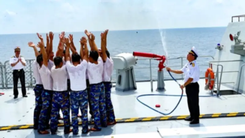 Tàu 016-Quang Trung tổ chức nghi lễ qua đường xích đạo, ghi dấu cột mốc lịch sử