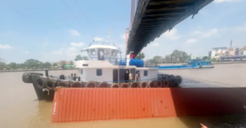 Tàu 4.000 tấn vướng dây điện, container rơi xuống kênh Chợ Gạo