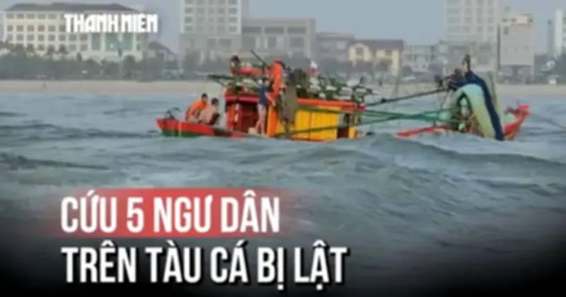 Tàu cá bị lật tại cửa Nhật Lệ, 5 ngư dân được cứu sống kịp thời