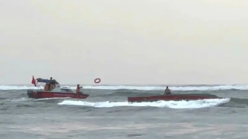 Tàu cá bị lật tại cửa Nhật Lệ, biên phòng ứng cứu kịp thời 5 ngư dân