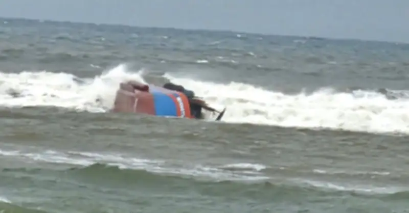 Tàu cá chìm ở cửa biển Nhật Lệ, một ngư dân tử vong trong sóng to gió lớn