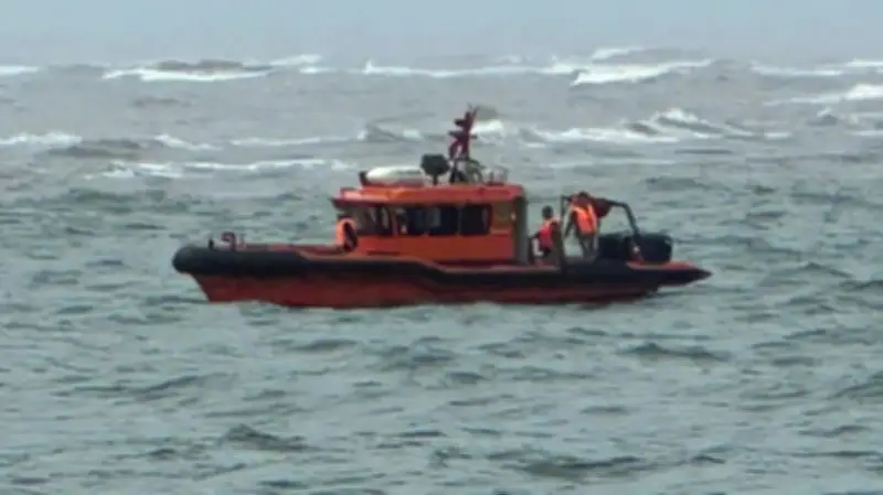 Tàu cá chìm trên sông Gianh, một ngư dân mất tích trong thời tiết xấu