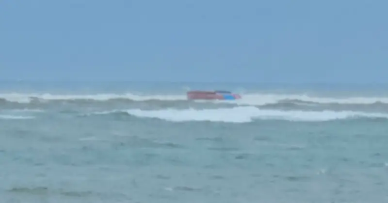 Tàu cá lật úp sát bờ Nhật Lệ, 1 ngư dân tử vong trong vụ tai nạn thương tâm