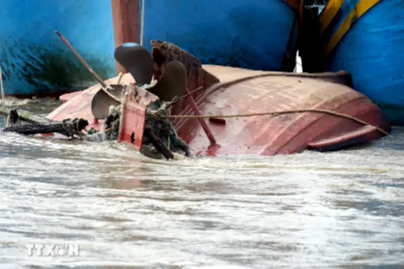 Tàu cá lật tại Cửa Biển Nhật Lệ, 7 thuyền viên bơi vào bờ thoát nạn