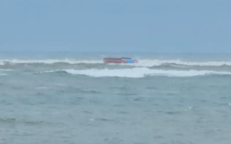 Tàu cá lật trên biển, 7 ngư dân vượt sóng vào bờ, 1 người tử vong