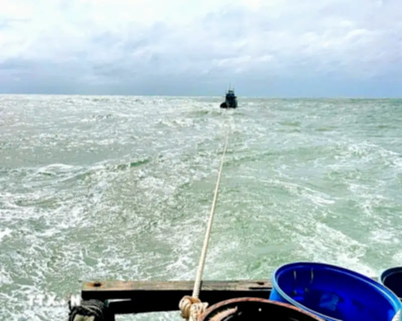 Tàu cá Quảng Ngãi cùng 36 ngư dân gặp nạn, đã được đưa vào bờ an toàn