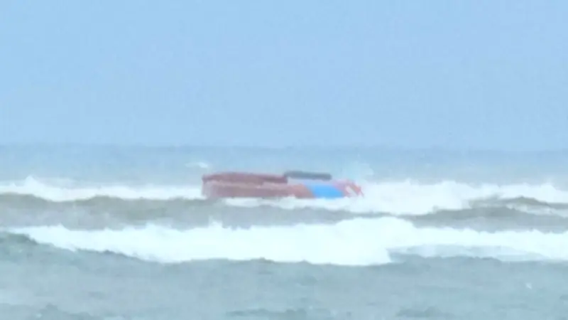 Tàu cá Quảng Trị chìm ở cửa Nhật Lệ, 7 ngư dân thoát nạn, 2 người cấp cứu