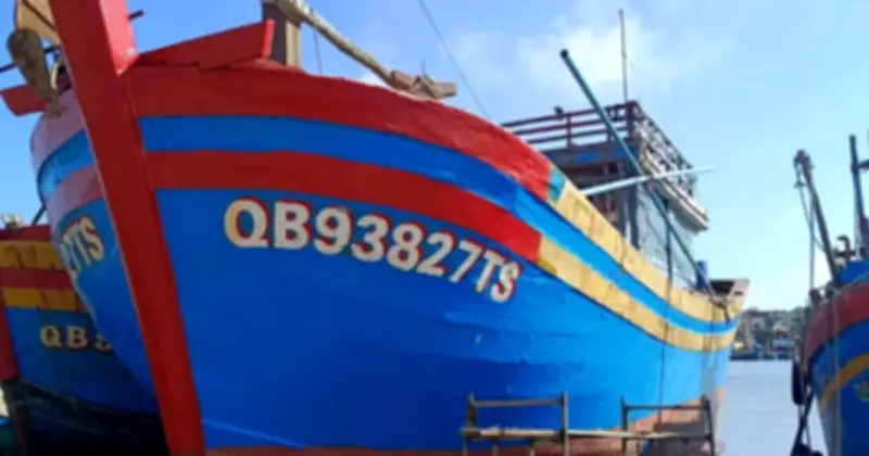 Tàu cá Quảng Trị mất liên lạc trên biển, hai ngư dân mất tích