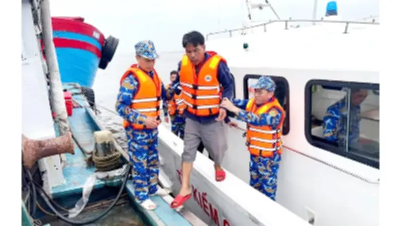 Tàu cá va chạm với tàu hàng tại vùng biển Ninh Bình, hai thuyền viên được cứu an toàn