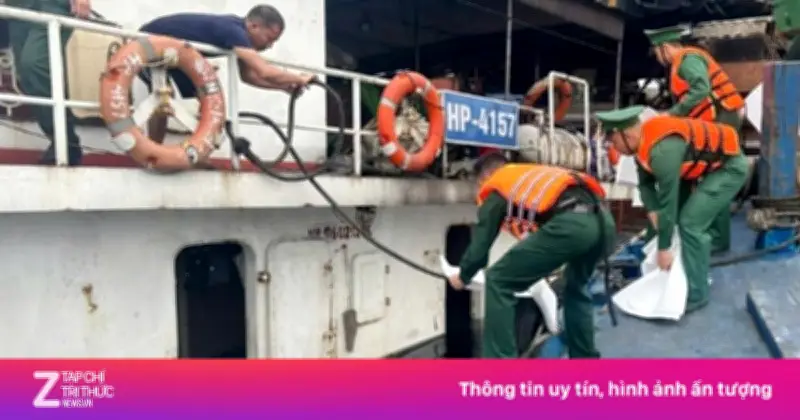 Tàu chở 1.500 tấn cọc bê tông chìm tại cảng quốc tế Long Sơn, Thanh Hóa