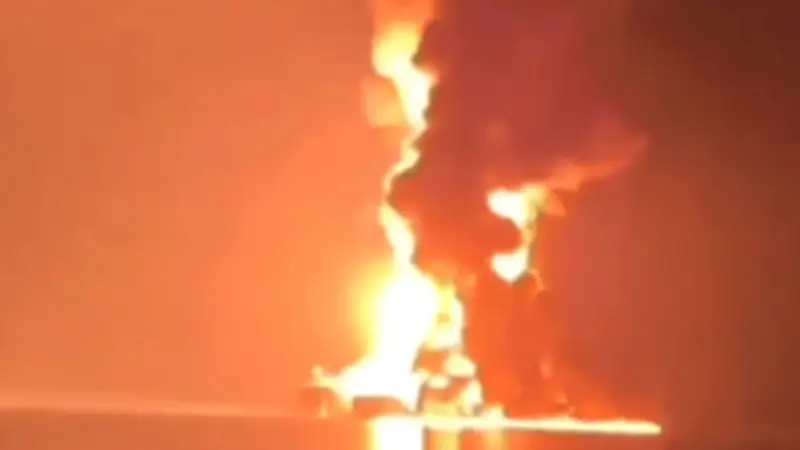 Tàu chở dầu Mỹ bốc cháy dữ dội gần eo biển Hormuz sau vụ tấn công