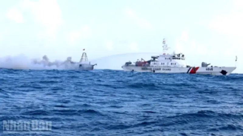 Tàu Cảnh sát biển 4040 giải cứu thành công 4 ngư dân khỏi tàu cá bốc cháy trên biển Tây Nam