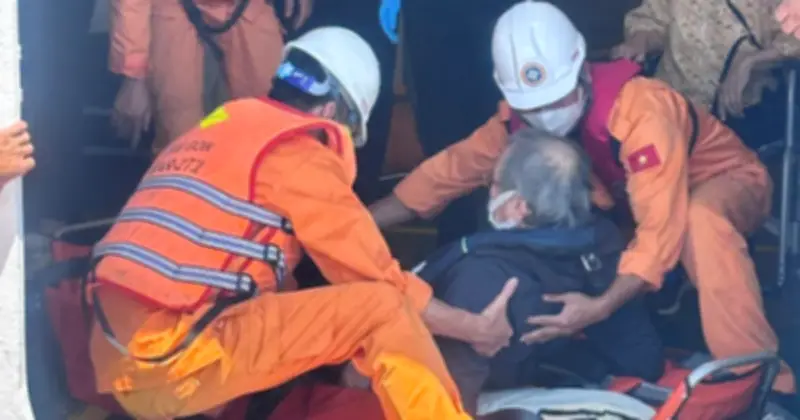 Tàu cứu nạn SAR 272 giải cứu hai du khách Nhật Bản nguy kịch trên biển