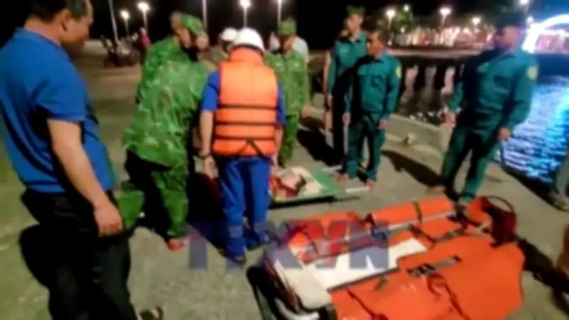 Tàu cứu nạn vượt sóng lớn đưa bệnh nhân nguy kịch từ Cù Lao Chàm về đất liền