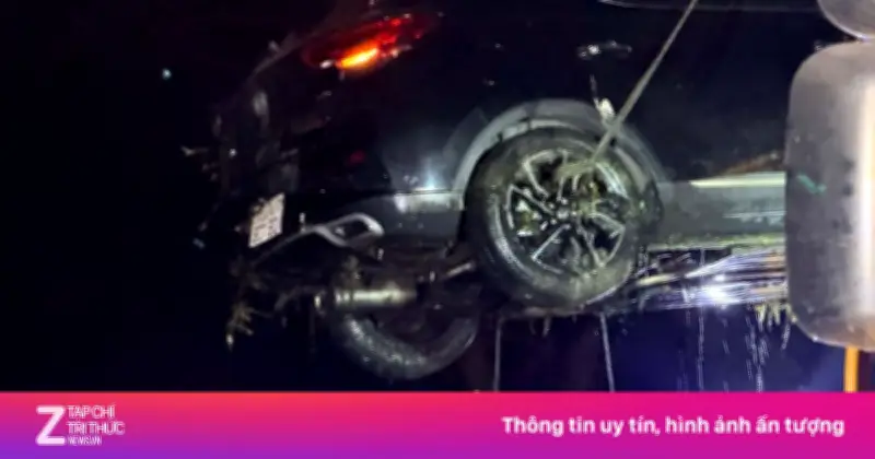 Tàu hỏa hất văng ô tô xuống mương nước ở Hà Nội, tài xế may mắn thoát nạn