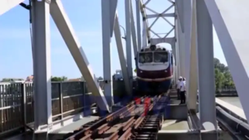 Tàu hàng 1.000 tấn an toàn qua cầu Ghềnh sau sự cố, đường sắt Bắc-Nam thông tuyến