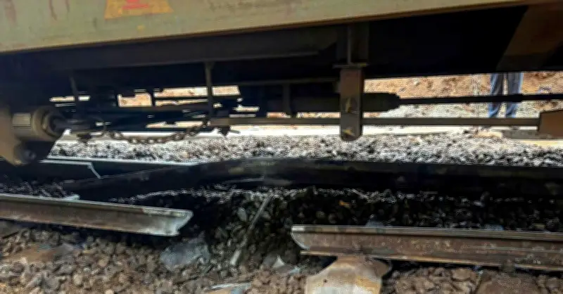 Tàu hàng trật bánh tại đèo Hải Vân, đường sắt Bắc - Nam tạm gián đoạn