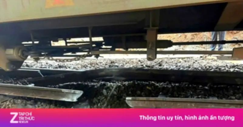 Tàu hàng trật bánh trên đèo Hải Vân do đá rơi làm gãy đường ray