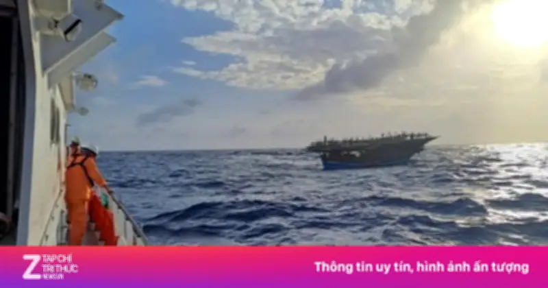 Tàu HQ 950 Khẩn Cấp Cứu Nạn 36 Ngư Dân Trên Tàu Cá Bị Hỏng Máy Ngoài Khơi