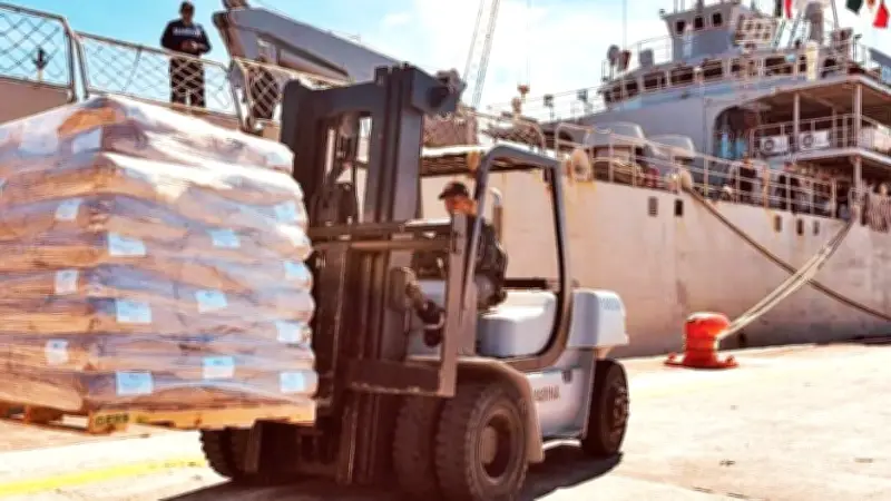 Tàu Maguro vượt bão mang hàng viện trợ tới Cuba, thể hiện tình đoàn kết quốc tế