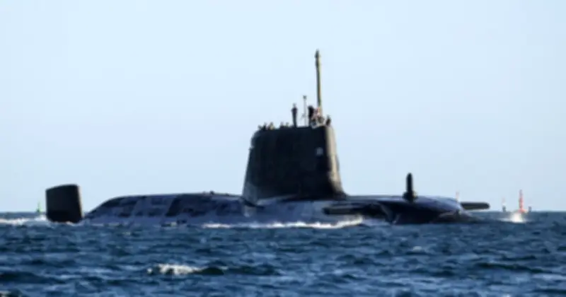 Tàu ngầm hạt nhân Anh xuất hiện ở biển Ả Rập, Iran phóng tên lửa đáp trả