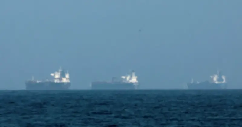 Tàu thương mại 'hóa thân' Trung Quốc để an toàn qua eo biển Hormuz bị phong tỏa