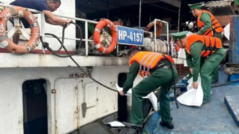 Tàu vận tải chìm tại Cảng Long Sơn, Thanh Hóa do sự cố bốc dỡ cọc bê tông