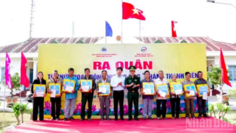 Tuổi trẻ Cần Thơ triển khai chương trình an sinh xã hội và làm sạch biển tại Trần Đề