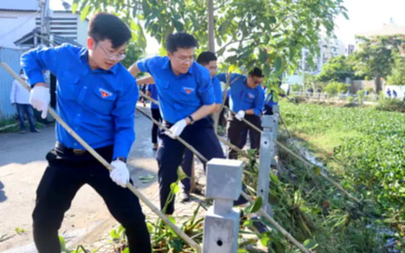 Tuổi trẻ TP.HCM xung kích khơi thông rạch Tám Cao, thu gom hơn 124 tấn rác