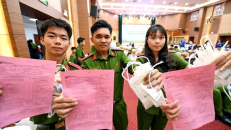 Tuổi trẻ Việt hiến máu, khám bệnh miễn phí chào mừng ngày lễ lớn