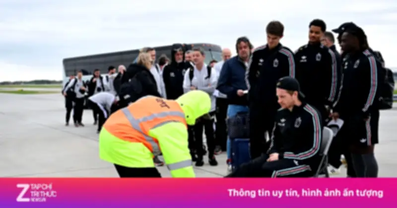 Tuyển Bỉ bất ngờ bị kiểm tra an ninh trên đường băng sân bay sau chiến thắng 5-2
