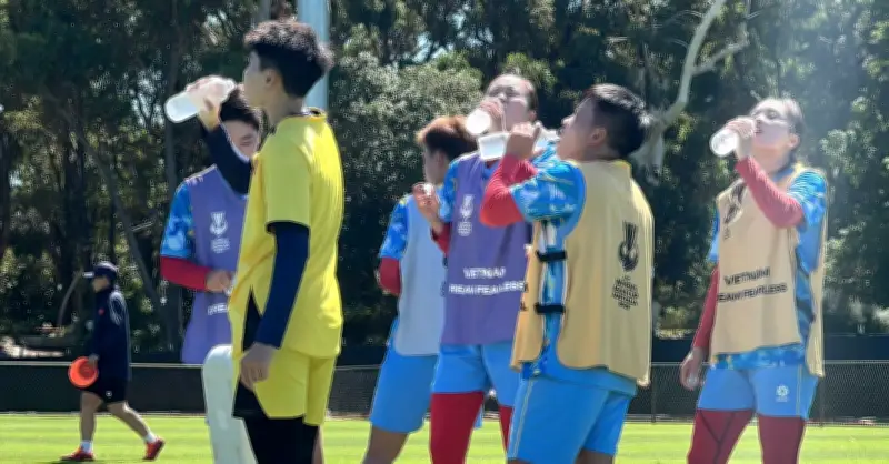 Tuyển nữ Việt Nam thi đấu giữa trưa dưới trời nắng nóng gần 40 độ C