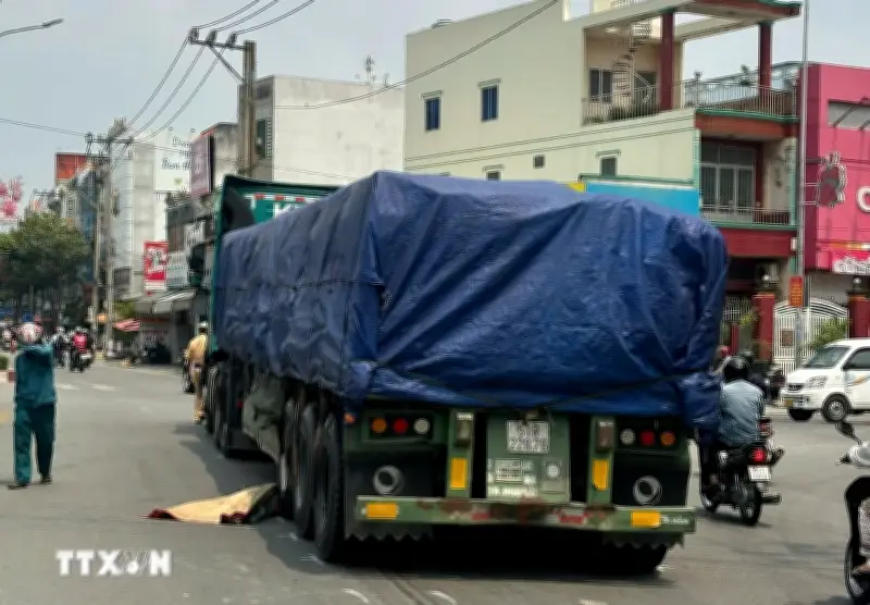 Tây Ninh: Tai nạn thảm khốc giữa ô tô đầu kéo và xe máy điện, một nữ sinh tử vong