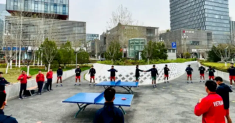 U.23 Việt Nam tập bài vận động ngoài trời tại công viên Tây An