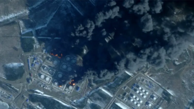 Ukraine Tấn Công Cảng Dầu Lớn Của Nga Gần Biên Giới EU, Gây Cháy Lớn