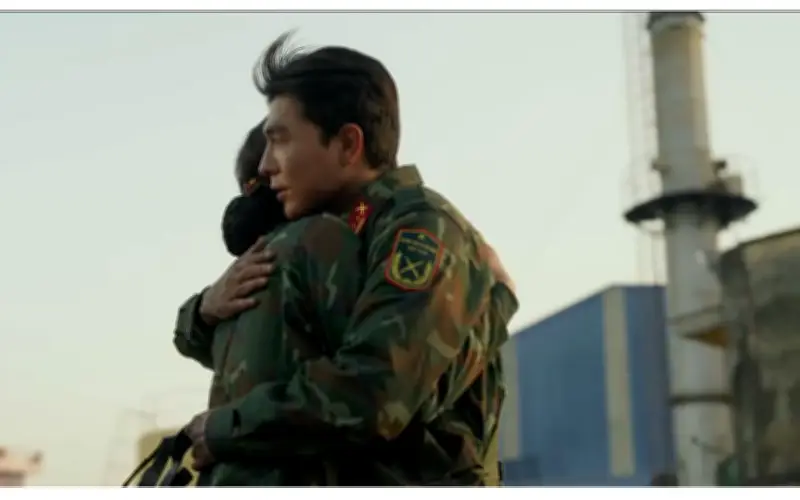 Vỡ òa giây phút Trung tá Minh Kiên - Steven Nguyễn bước ra từ đám cháy an toàn