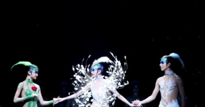 Vũ kịch 'Khổng Tước' cháy vé tại Nhà hát Hồ Gươm, thu hút đông đảo khán giả trong và ngoài nước