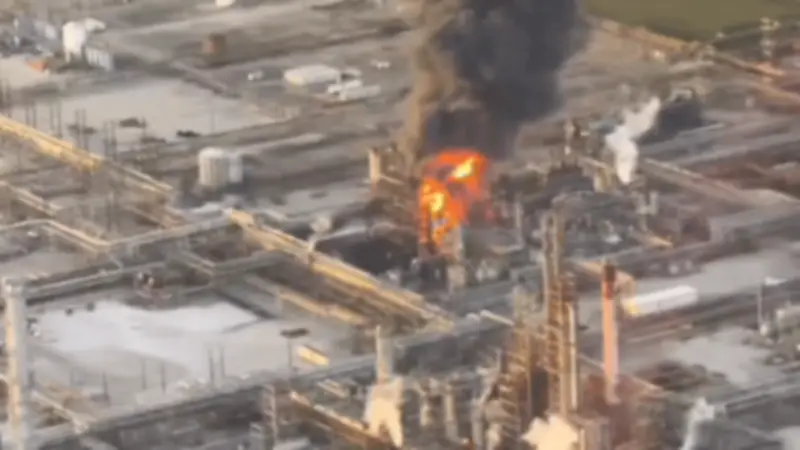 Vụ nổ lớn rung chuyển nhà máy lọc dầu của Mỹ, nhiều người thương vong
