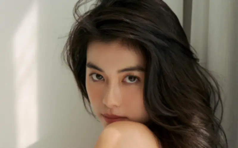 Vẻ đẹp của bạn gái các nam thần showbiz Việt gây chú ý