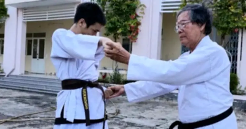 Võ sư 79 tuổi dạy võ miễn phí cho trẻ khuyết tật bằng ngôn ngữ ký hiệu