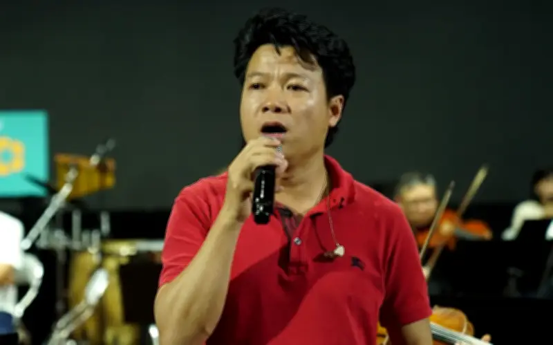 Vụ Thắng Lợi cùng ê-kíp khẩn trương chuẩn bị cho đêm diễn tại Nhà hát Hồ Gươm