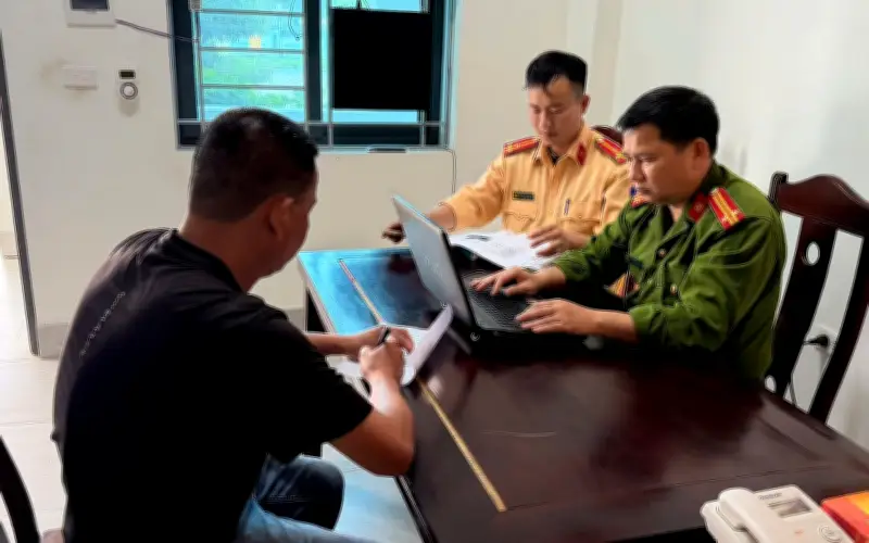 Vụ Xe Bán Tải Dừng Chặn Đường Ở Nghệ An: Tài Xế Bị Phạt Nặng, Truy Điểm Giấy Phép Lái Xe