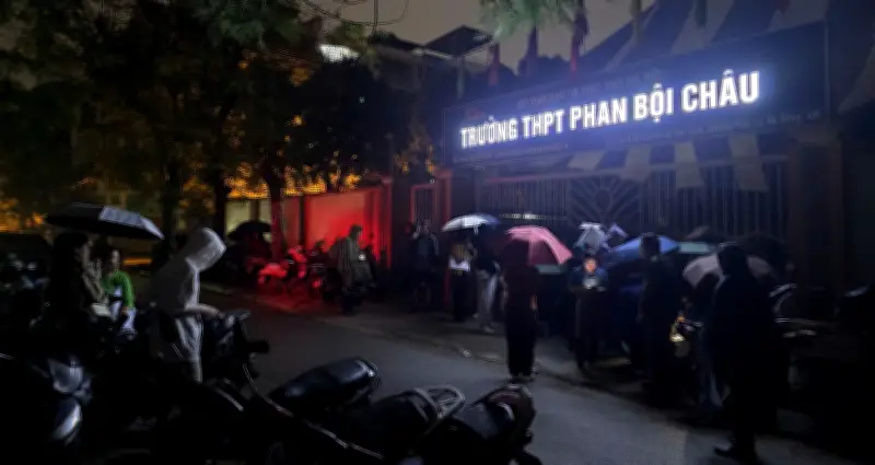 Vụ xếp hàng từ 1h sáng đặt chỗ lớp 10: Sở GD&ĐT chỉ rõ 2 điểm sai của trường