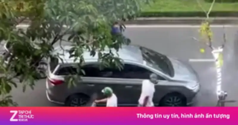 Va chạm giao thông biến thành ẩu đả, hai người đàn ông rượt đuổi đánh tài xế ôtô ở TP.HCM