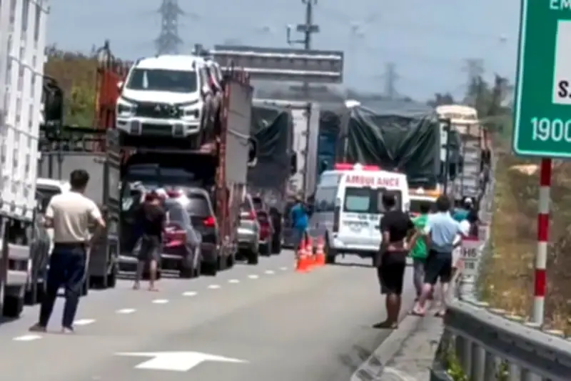 Va chạm kinh hoàng giữa xe tải và ô tô trên cao tốc, hai mẹ con tử vong